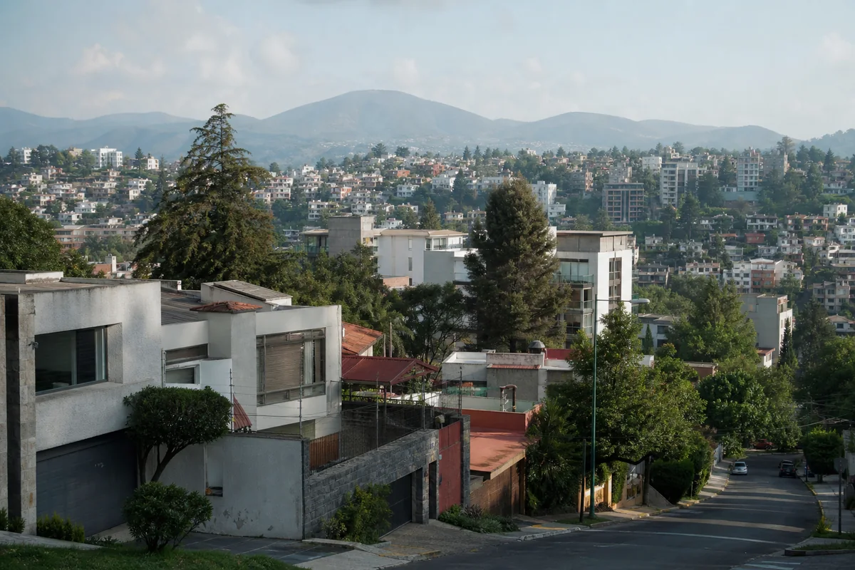 Escena representativa de vivienda y topografía urbana en el Estado de México